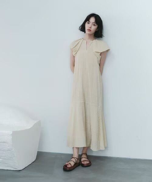フェミニンファッションの女性