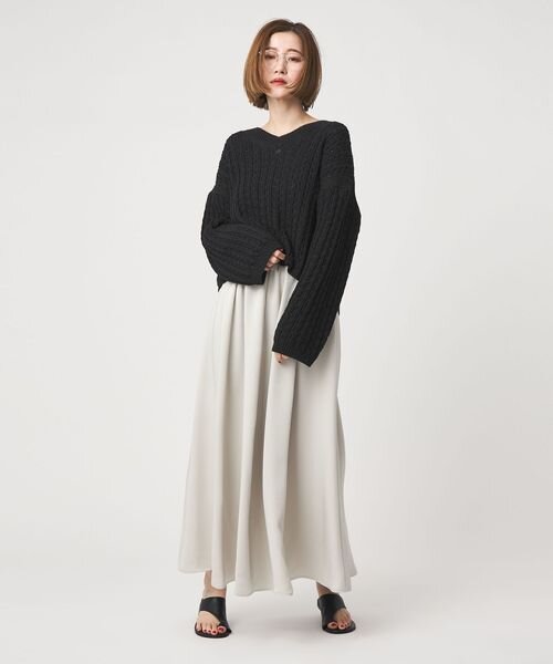 黒のニットと白のスカートのコーデ