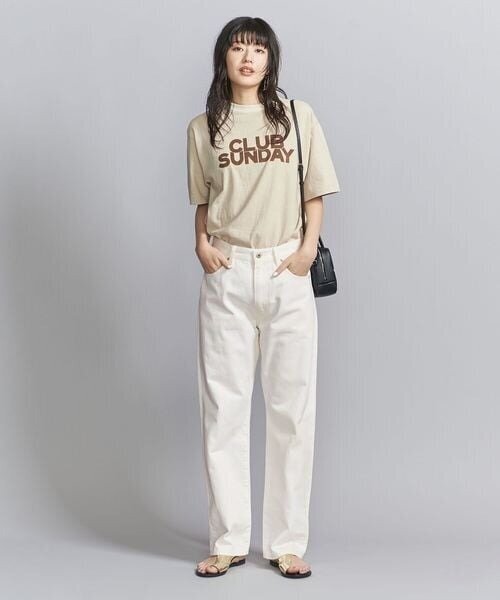 ベージュのTシャツを着た女性