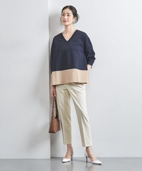 白パンツにヒールパンプスをあわせた女性
