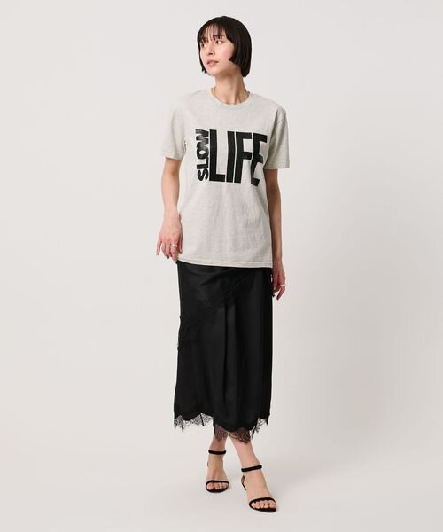 Tシャツ×黒タイトスカートのコーデ