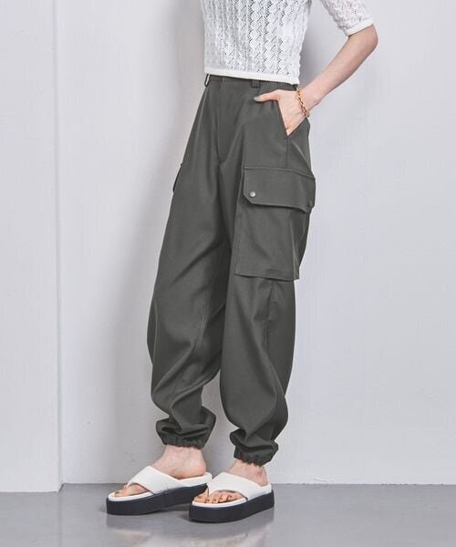 光沢のあるカーゴパンツを着た女性
