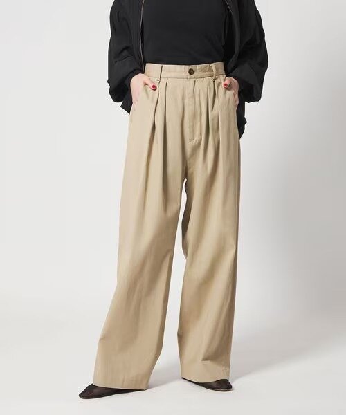 チノパンを着た女性