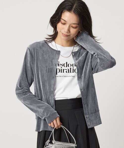 ライトブルーのカーディガンを着た女性