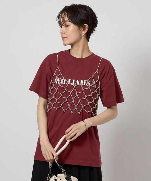 ワインレッドのTシャツを着た女性