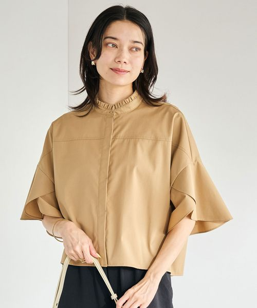 ベージュのブラウスを着た女性