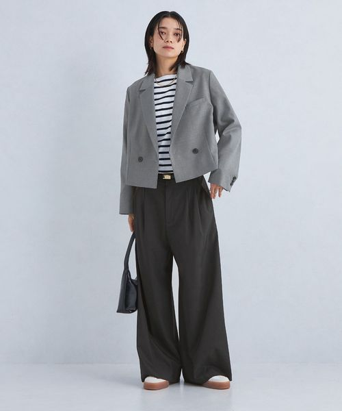 ショート丈ジャケットとワイドパンツのコーデ