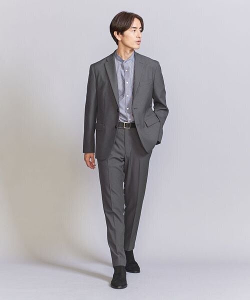 セットアップスーツを着用した男性