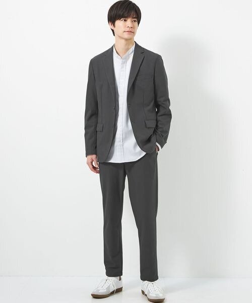 グレーのセットアップスーツの男性