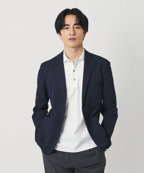 テーラードジャケットを着用した男性