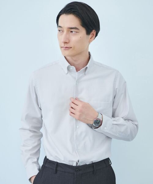 テーラードジャケットを羽織った男性