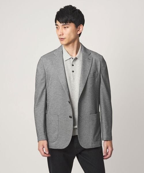 シャツを着用した男性