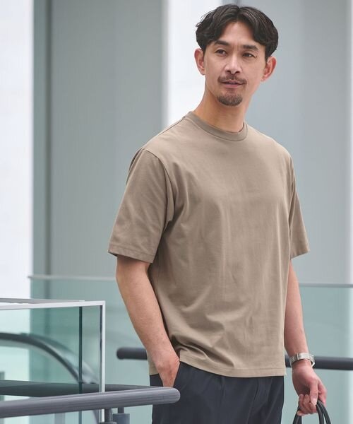 Tシャツを着用した男性