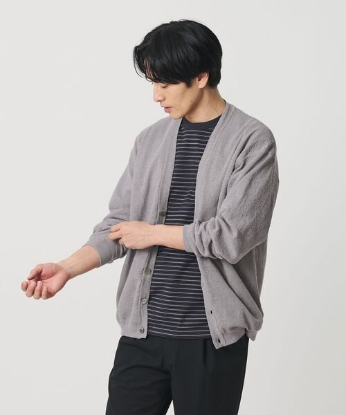 カーディガンを着用した男性