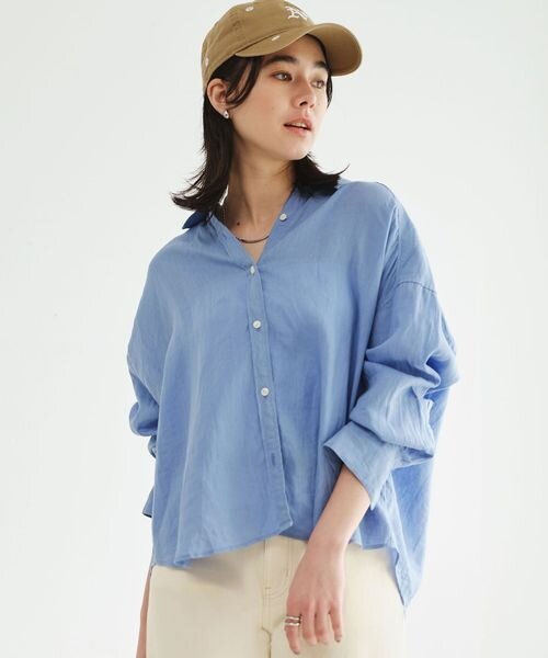 長袖シャツを着用した女性