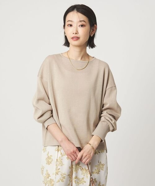 長袖ニットを着用した女性