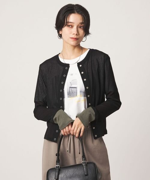 カーディガンを着用した女性