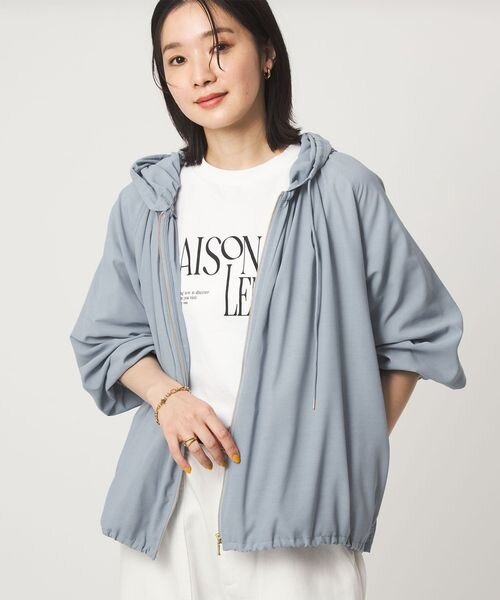 ブルゾンを着用した女性