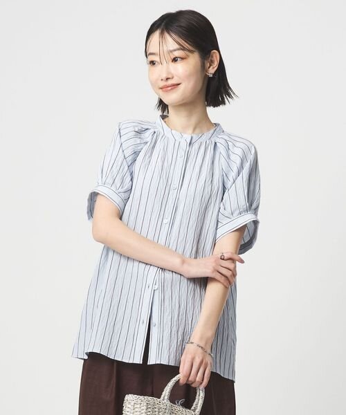 半袖ブラウスを着用した女性