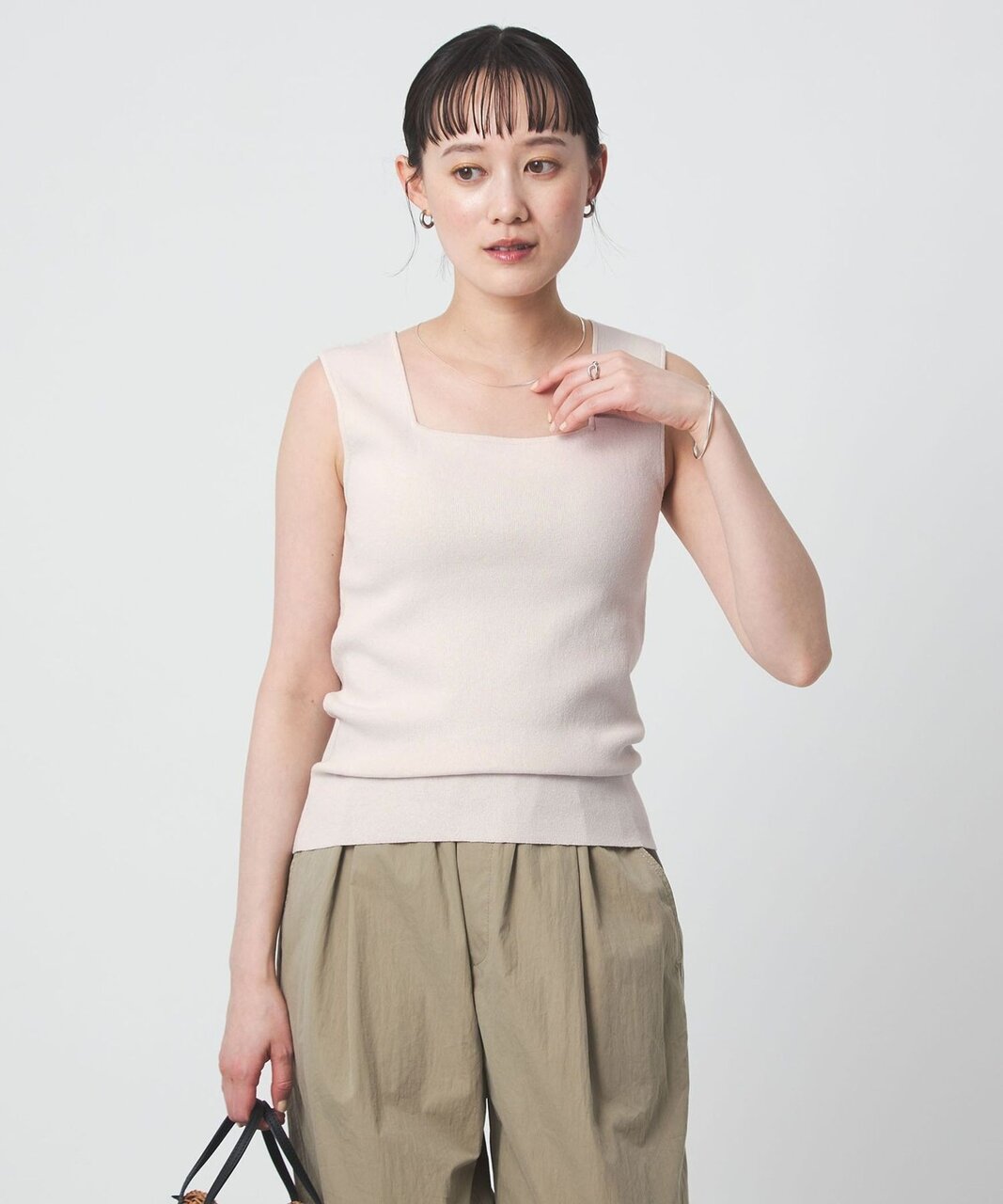 タンクトップを着用した女性