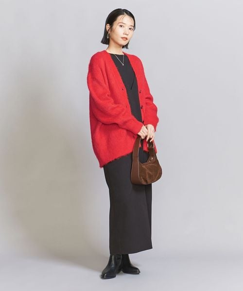 カーディガンをアクセントカラーにした女性