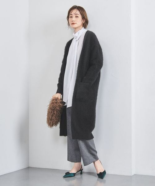 ロング丈のカーディガンを着た女性