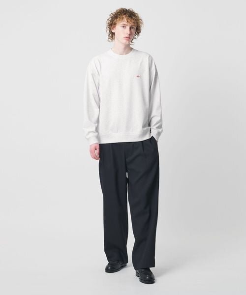 モノトーンコーデの男性