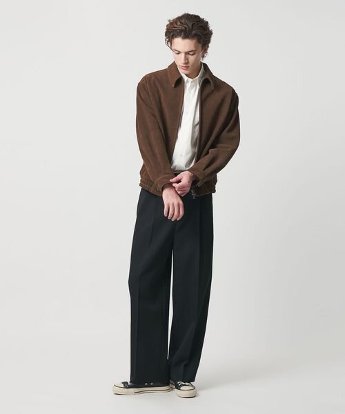 スエードのジャケットを着た男性