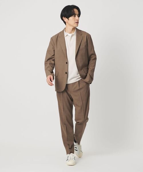 ブラウンコーデの男性