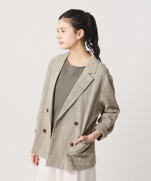 ジャケットを着た女性