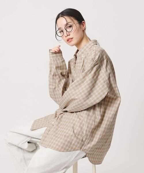 オーバーサイズのシャツを着た女性