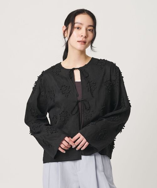 立体感のあるシャツを着た女性