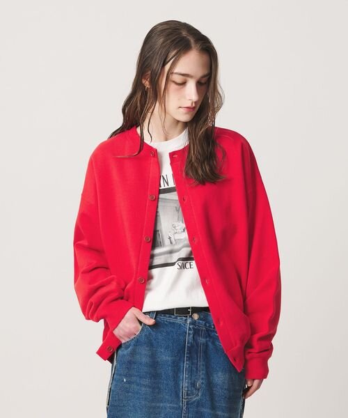 スウェットカーディガンを着た女性