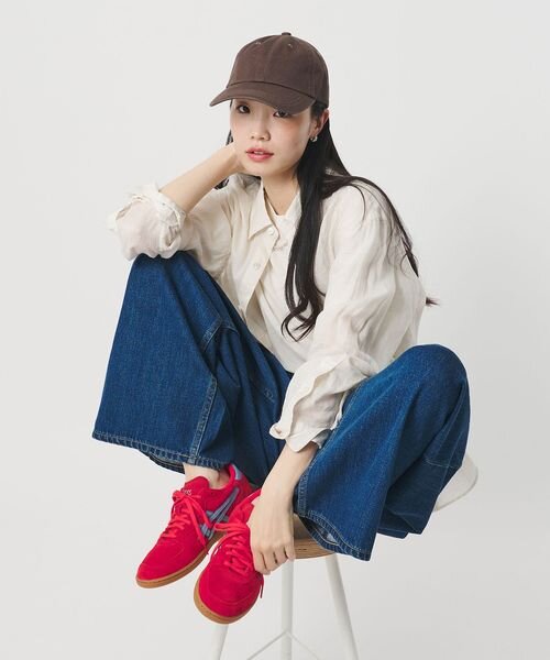 赤のシューズを履いた女性