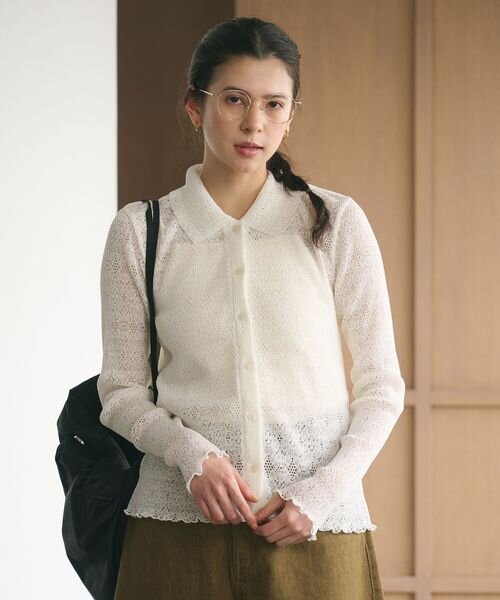 レースのカーディガンを着た女性