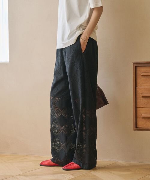 レースのパンツをはいた女性