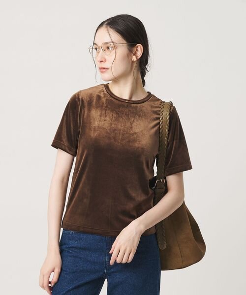 ベロアのトップスを着た女性