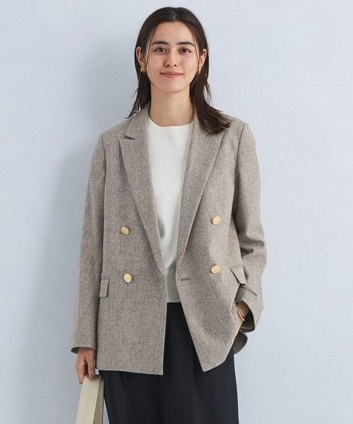 ダブルジャケットを着用している女性