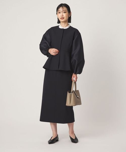 セットアップを着た女性