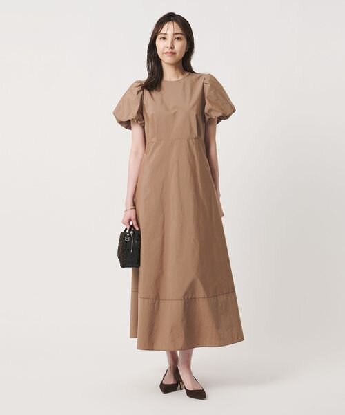 ベージュのワンピースの女性