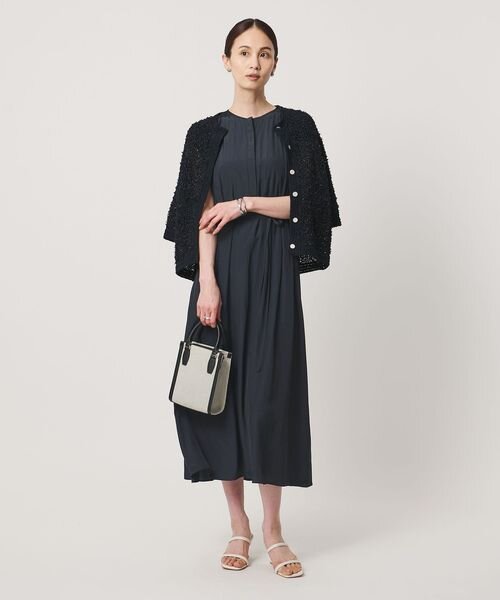 きれいめワンピースを着た女性