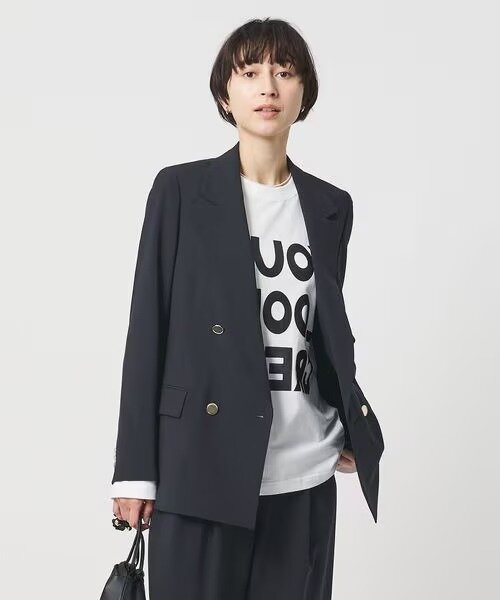 Tシャツにジャケットをあわせた女性