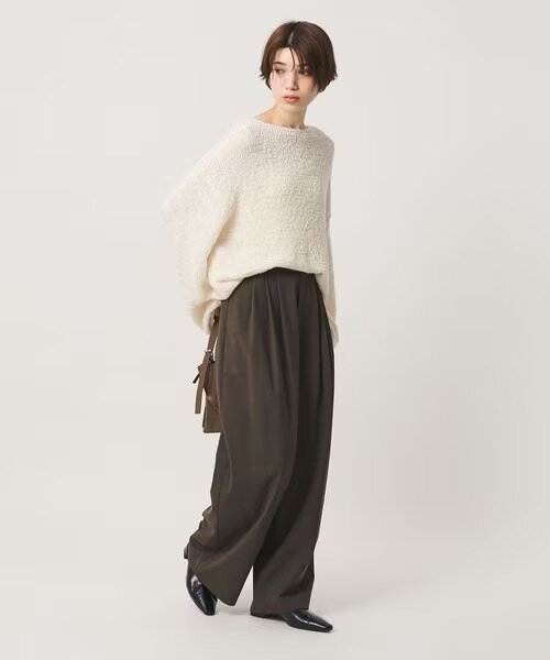 ワイドパンツをはいた女性
