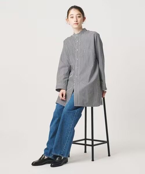 ローファーをはいた女性
