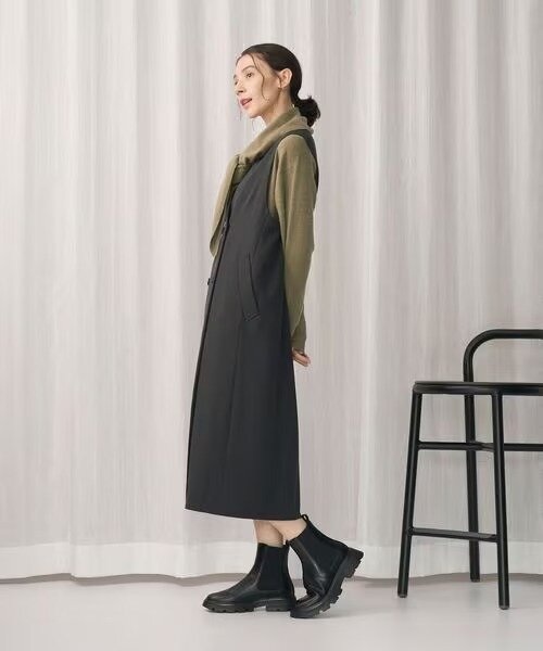 ショートブーツをはいた女性