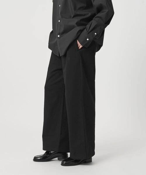黒のスウェットをはいた女性