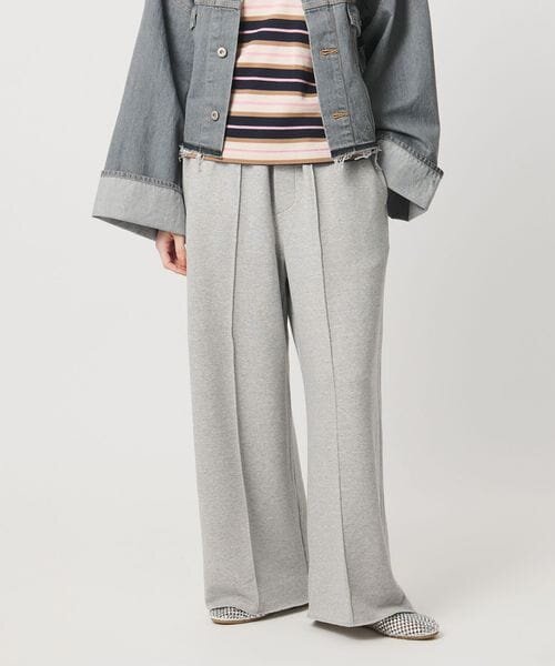 グレーのスウェットをはいた女性