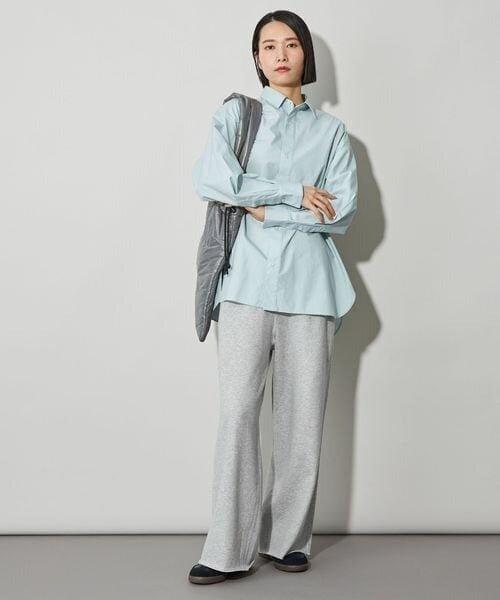 シャツを着た女性