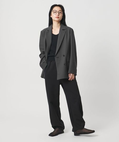 ジャケットを羽織った女性