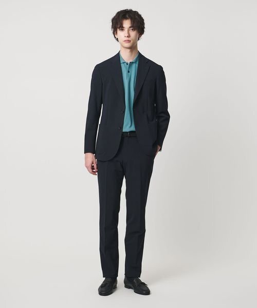 セットアップスーツを着た男性